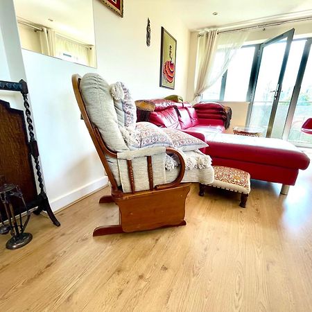 Luxury 2 Bedroom Apartment- Lake View - Free Parking - Wembley Stadium 5Km Лондон Екстер'єр фото