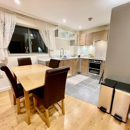 Luxury 2 Bedroom Apartment- Lake View - Free Parking - Wembley Stadium 5Km Лондон Екстер'єр фото