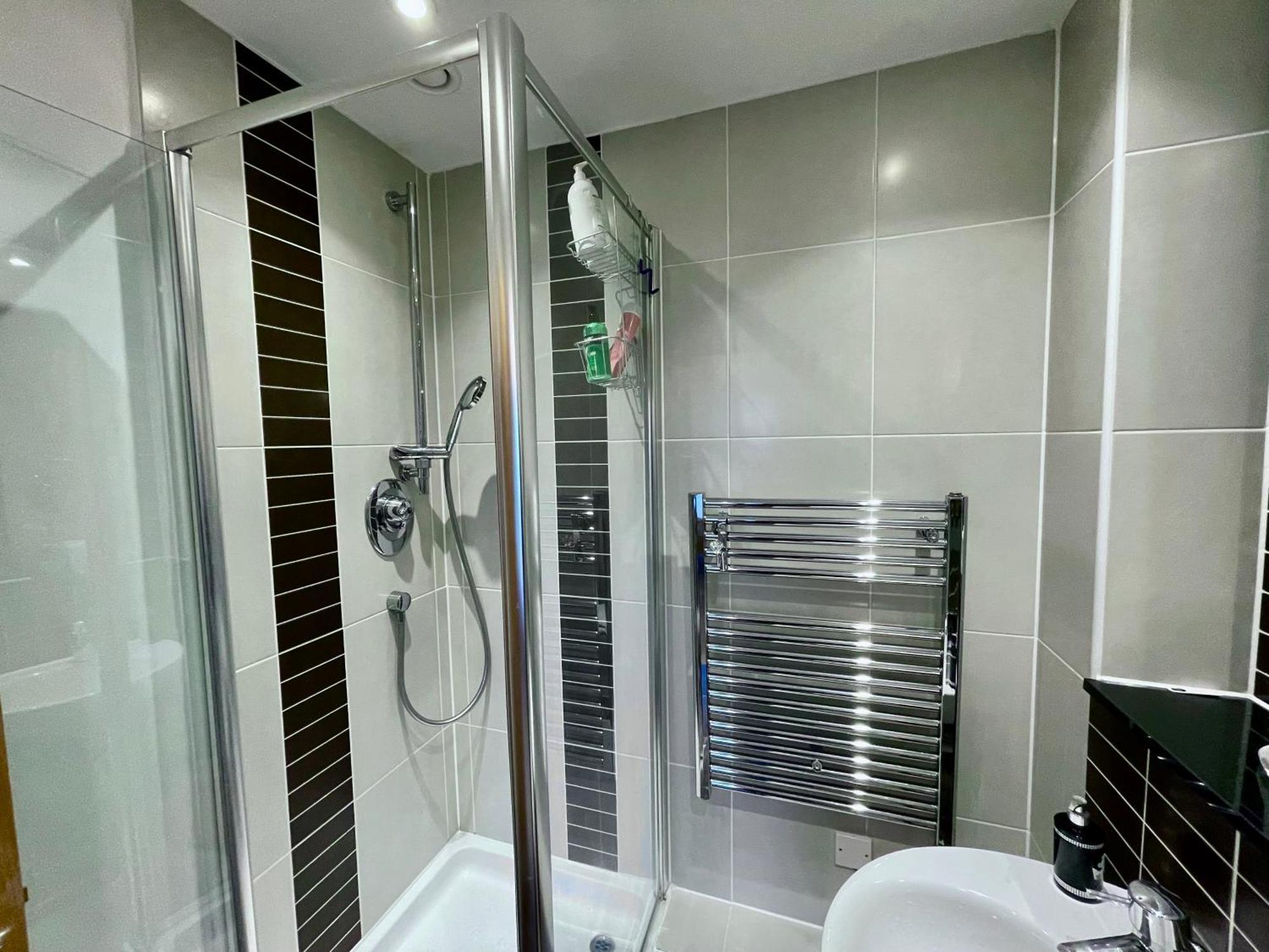 Luxury 2 Bedroom Apartment- Lake View - Free Parking - Wembley Stadium 5Km Лондон Екстер'єр фото