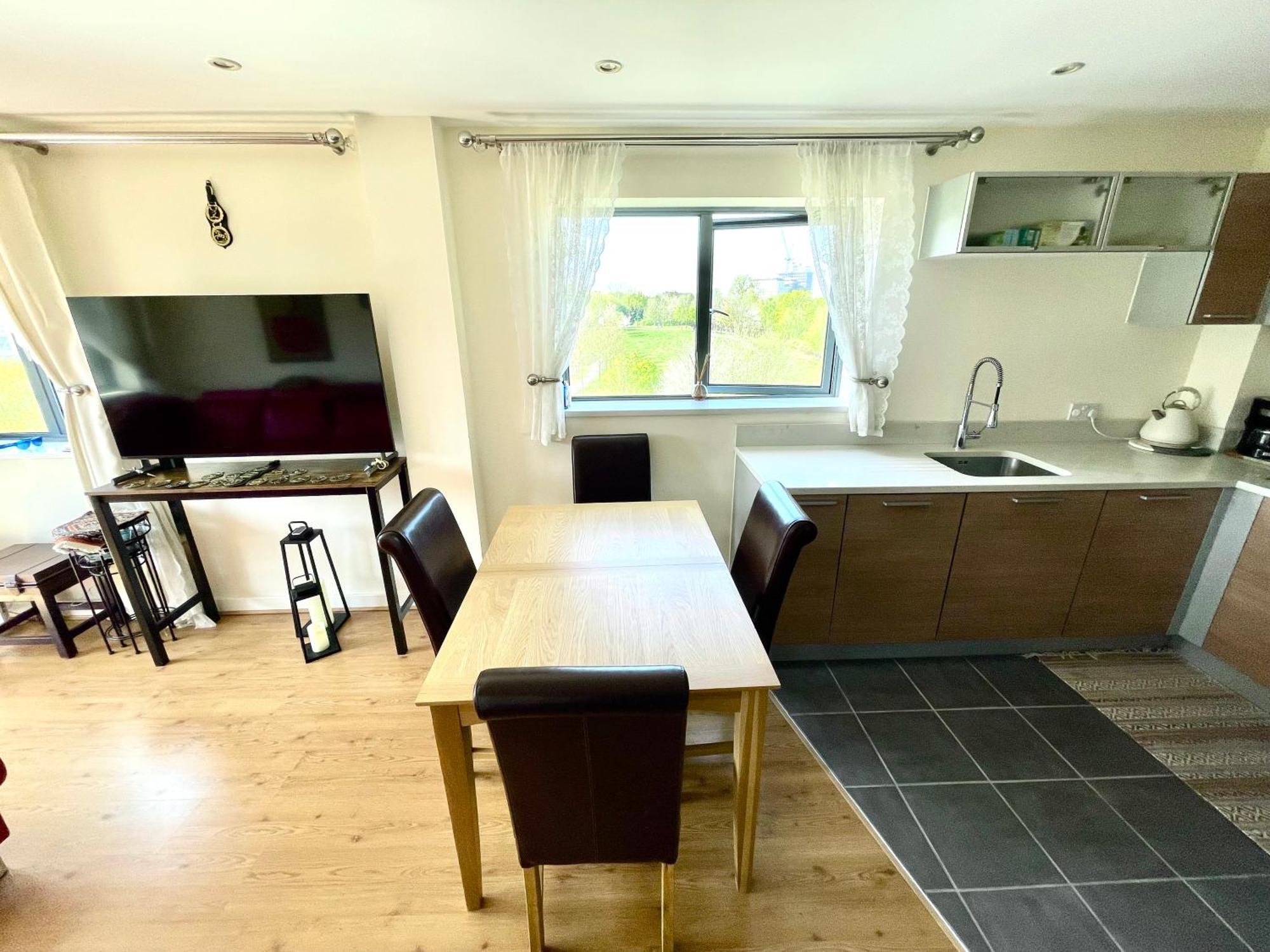 Luxury 2 Bedroom Apartment- Lake View - Free Parking - Wembley Stadium 5Km Лондон Екстер'єр фото