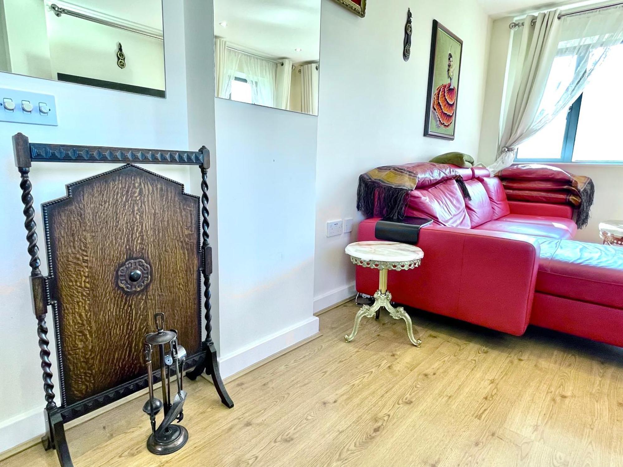 Luxury 2 Bedroom Apartment- Lake View - Free Parking - Wembley Stadium 5Km Лондон Екстер'єр фото