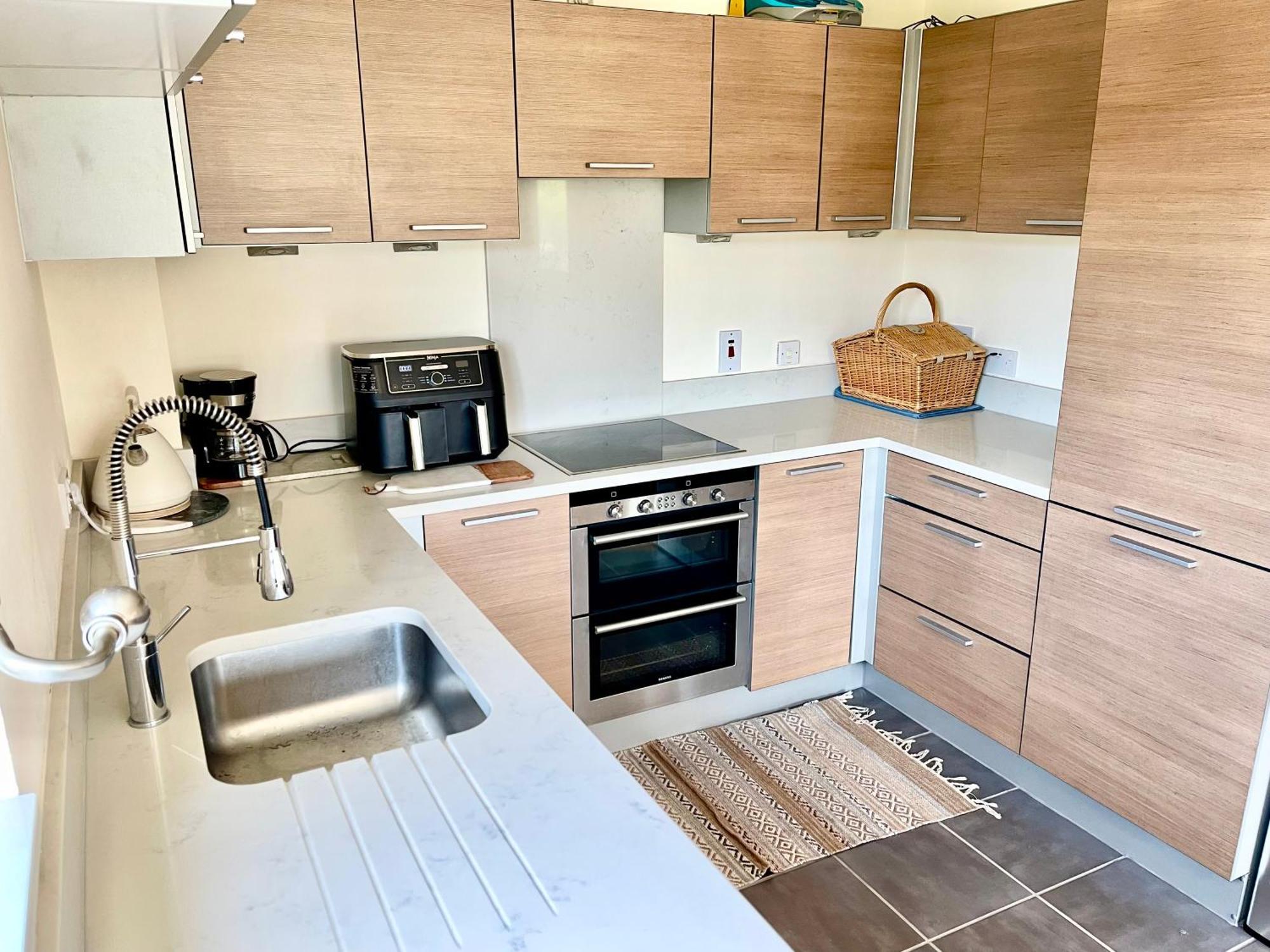 Luxury 2 Bedroom Apartment- Lake View - Free Parking - Wembley Stadium 5Km Лондон Екстер'єр фото